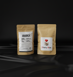 Set cadou StoryBox cu pachet de cafea Arabica și plic personalizat, fotografiat pe fundal negru elegant