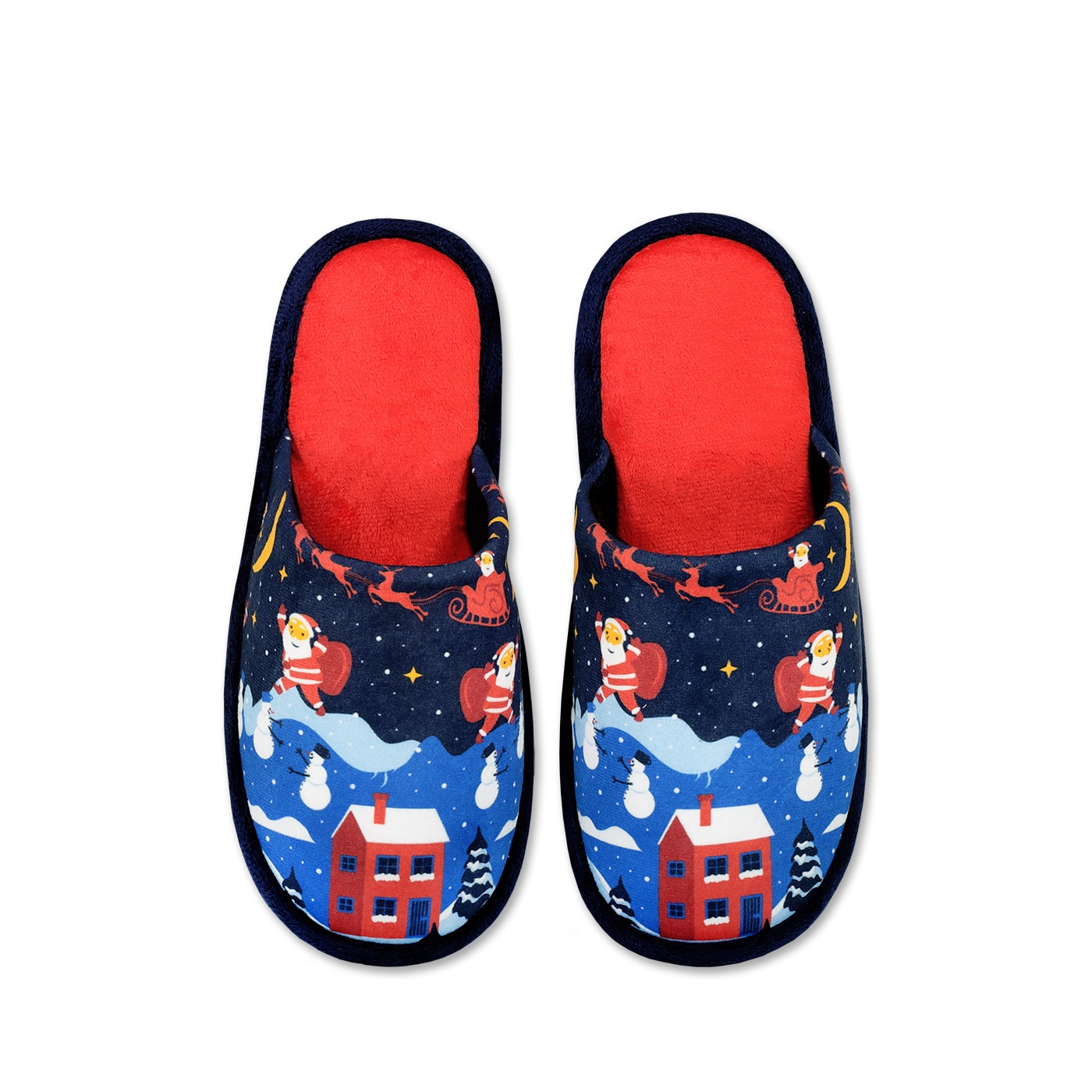 Papuci de casă cu model de Crăciun, imprimeu cu Moș Crăciun și peisaj de iarnă, pe fundal albastru, cu interior roșu, fotografiați pe fundal alb.