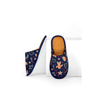 Papuci de casă tematice Crăciun, model gingerbread pe fundal alb – papuci comozi StoryBox