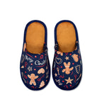 Papuci de casă tematice Crăciun, model gingerbread pe fundal alb – papuci comozi StoryBox