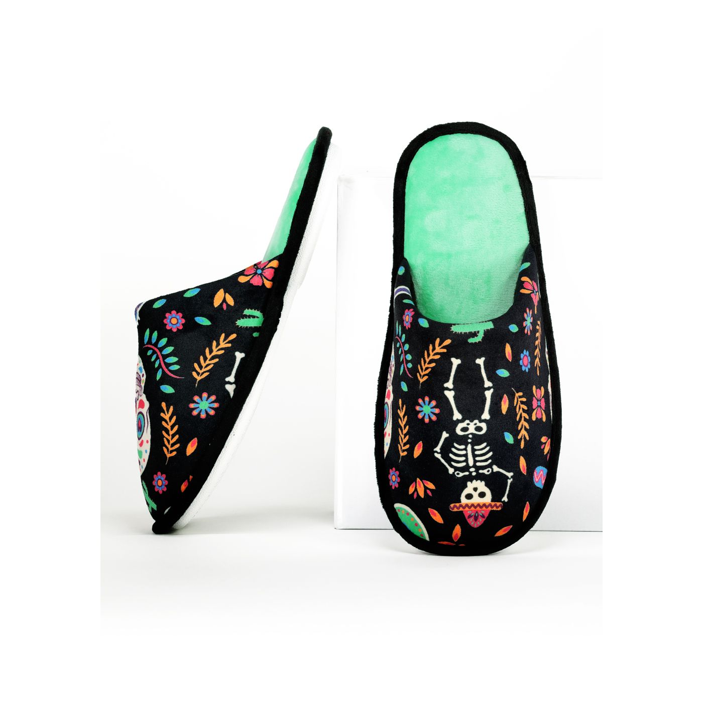Papuci tip mocasin negri cu model colorat de Dia de los Muertos și interior verde mentă – încălțăminte confortabilă StoryBox.