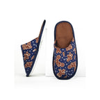 Papuci de casă călduroși cu model de turtă dulce, albastru cu imprimeu de Crăciun – papuci comozi StoryBox pentru iarnă