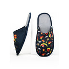 Papuci de casă tematici de Crăciun, model Santa Claus pe fundal albastru, papuci confortabili și călduroși pentru iarnă – StoryBox