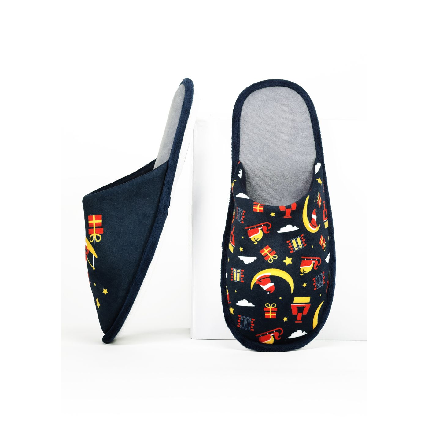 Papuci de casă tematici de Crăciun, model Santa Claus pe fundal albastru, papuci confortabili și călduroși pentru iarnă – StoryBox