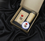 Set cadou Cafeluța Perfectă – plic de cafea, termos din bambus și cutie elegantă StoryBox așezate pe material negru satin.