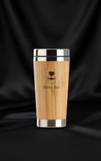 Termos din bambus StoryBox cu gravură logo, fotografiat pe fundal negru satinat
